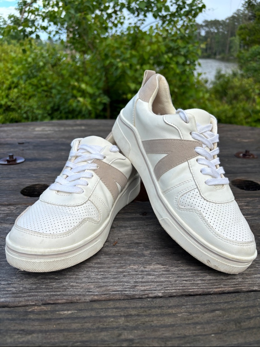 MIA Women’s Sz7M Alta Lace Up Casual White and Beige Lace-Up Sneakers